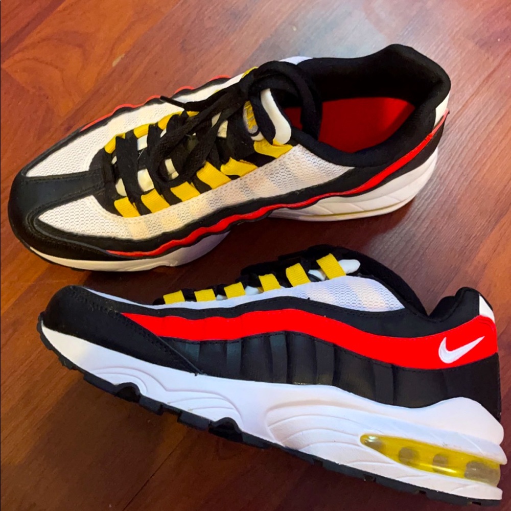 Womens size 7 Nike Air Max